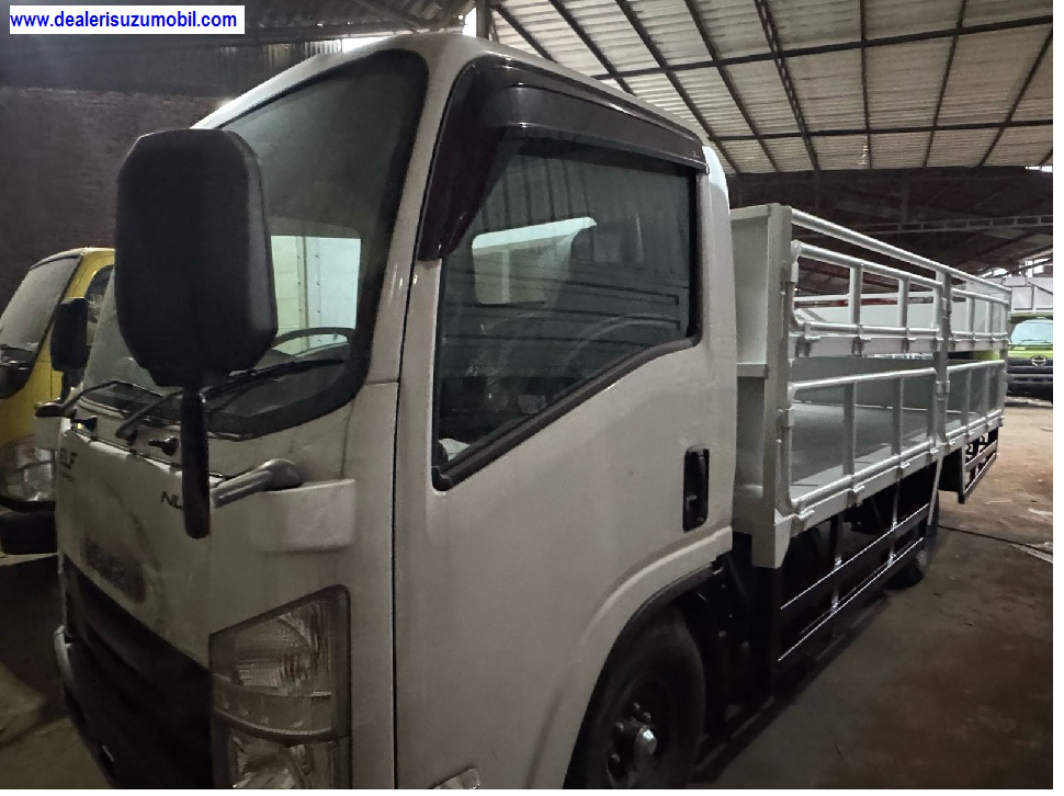 TRUK GALON AIR ISUZU NLR 4 BAN 120 PS TRUK GALON AIR ISUZU NLR 4 BAN 120 PS