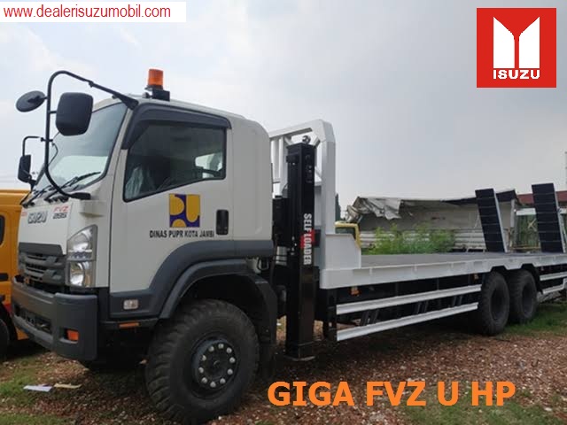 Truk Self Loader ISUZU GIGA angkutan alat berat Truk Self Loader ISUZU GIGA angkutan alat berat