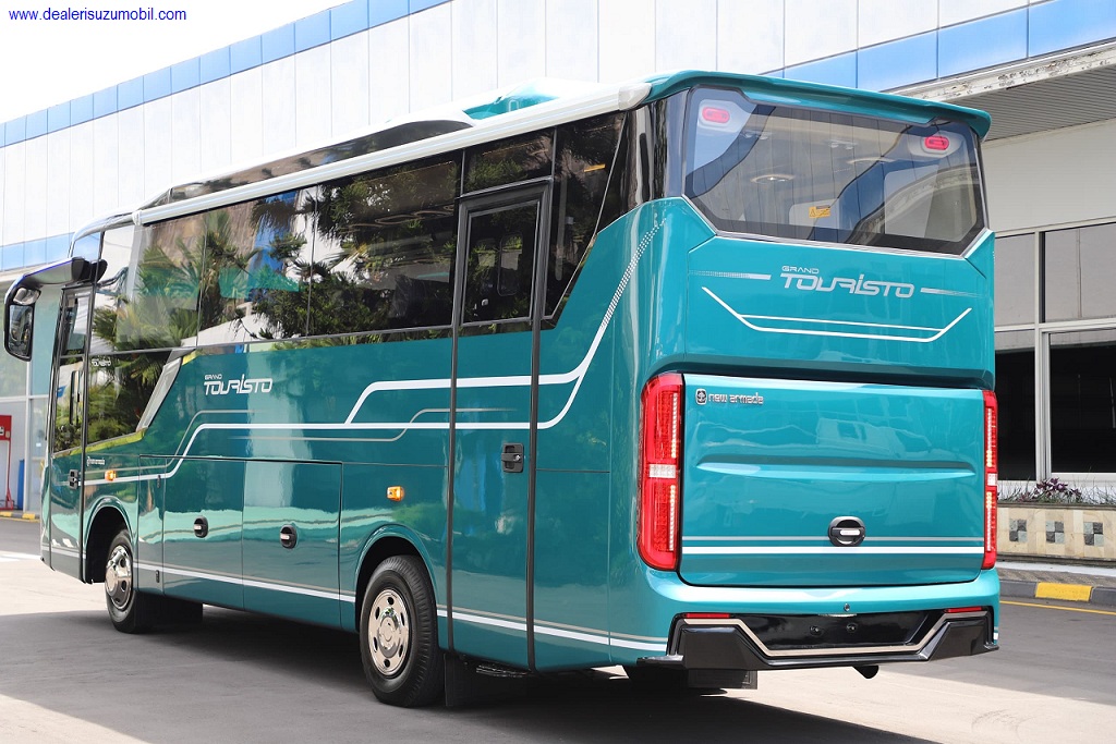 Medium Grand Touristo Isuzu NQR B EURO 4