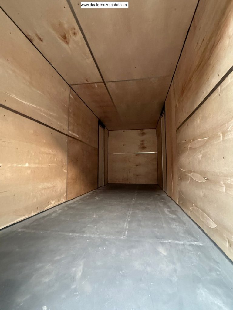 interior Kargo bagian dalam isuzu NMR L